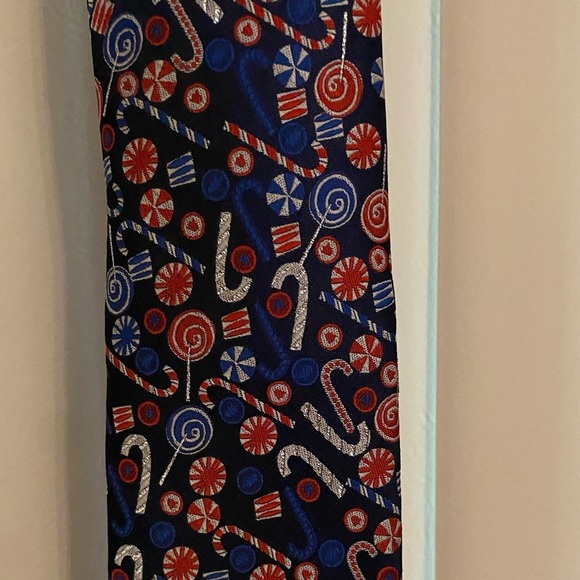 Hallmark Holiday Traditions Christmas Candy cane & Peppermint Tie Excellent Cond - Picture 1 of 4